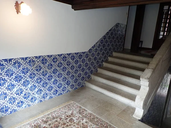 Τσιμεντένιες Σκάλες Μπλε Πλακάκια Στον Τοίχο — Φωτογραφία Αρχείου
