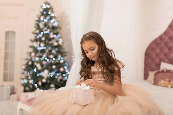幸せな子供時代 魔法のクリスマスの物語 サンタのクリスマスプレゼント付きの小さな王女 — ストック写真