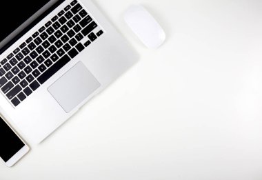 Açık ekran monitörlü dizüstü bilgisayarın üst görünümü