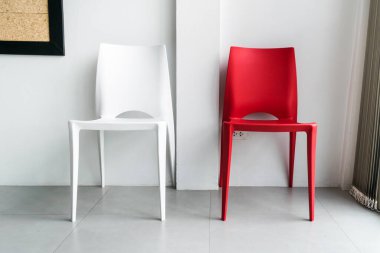 Beyaz ve kırmızı sandalyeler.