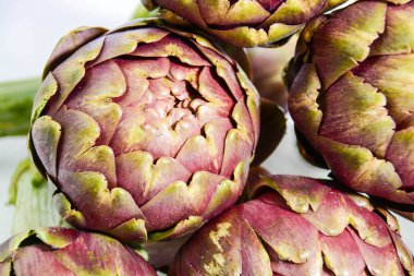 Enginar yemeği arka planda, kapat