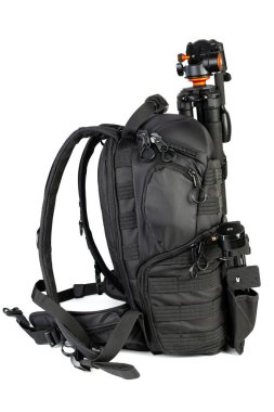 Beyaz arka planda tripodu olan siyah profesyonel moltik siyah fotoğraf sırt çantası