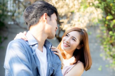 Birbirinin gözlerine bakıp gülümseyen güzel bir çift portresi. 