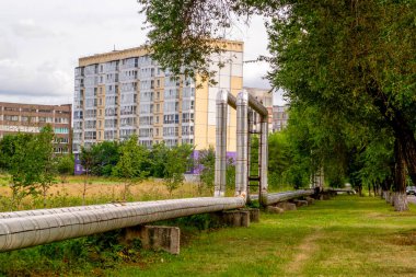 Şehrin üstünde, binaların yanında çalışan bir ısı borusu.
