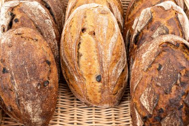 Farklı tahıl ile ekşi hamur ile yapılan organik ülke ekmek