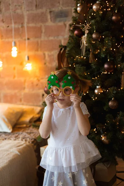Забавная Маленькая Девочка Маске Очках Елкой Рождественском Фоне — стоковое фото