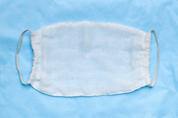 Handgjord Skyddande Kirurgisk Ansiktsmask Gjord Vit Steril Cheesecloth Blå Medicinsk — Stockfoto