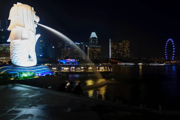 Singapur Şehir Binası Geceleri Aydınlanıyor — Stok fotoğraf