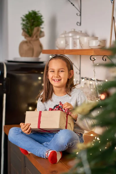 Petite Fille Ouvre Une Boîte Avec Cadeau Noël Père Noël — Photo