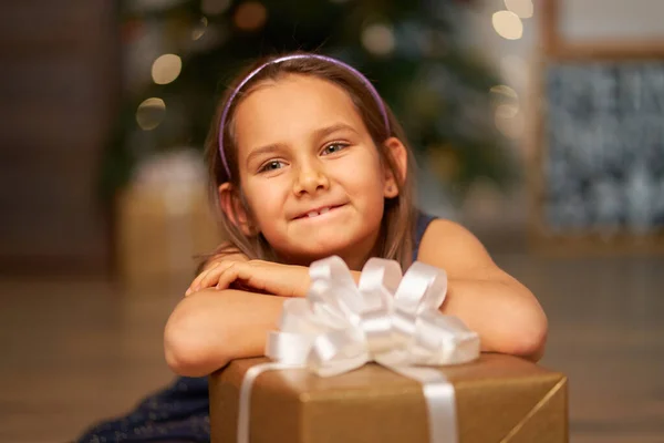 Petite Fille Rêve Avant Ouvrir Cadeau Noël Père Noël — Photo
