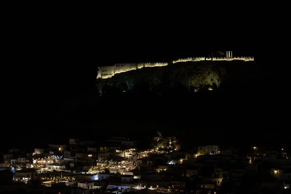 Widok Oświetlone Miasto Lindos Akropolu Przez Prawie — Zdjęcie stockowe
