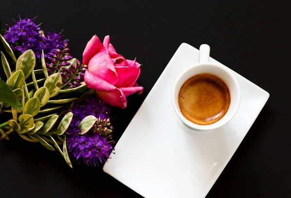 Кофе Цветы Черном — стоковое фото