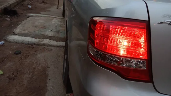 Gri Renkli Arabanın Arka Işığı — Stok fotoğraf