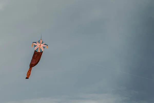 Vlieger Vliegen Tegen Donkere Humeurige Lucht Britse Vlag — Stockfoto