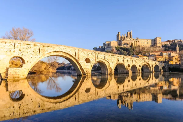 Stary Most Bziers Jego Symetryczne Odbicie Rzece Orb Herault Occitanie — Zdjęcie stockowe