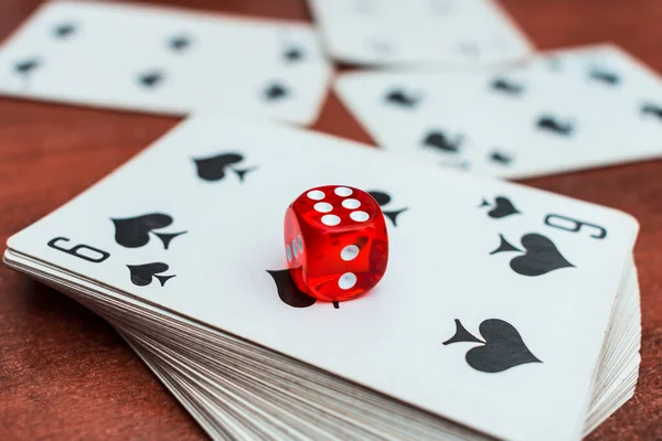 赤いサイコロはカジノのトランプのデッキにあります サイコロとカードでカジノのギャンブル — ストック写真