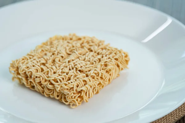 Instant Noodle Witte Plaat Achtergrond — Stockfoto