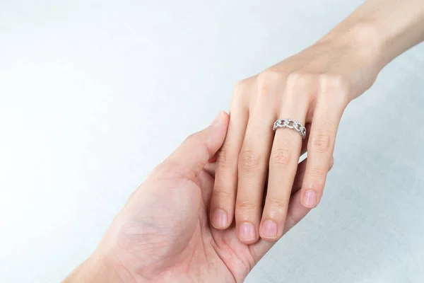 Man Zetten Diamant Ring Vrouw Hand Witte Achtergrond — Stockfoto
