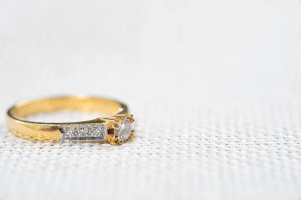 Anel Diamante Casamento Mínimo Fundo Saco Branco — Fotografia de Stock