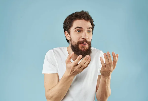 Homem Intrigado Com Uma Barba Fundo Azul Emoções Surpresa — Fotografia de Stock