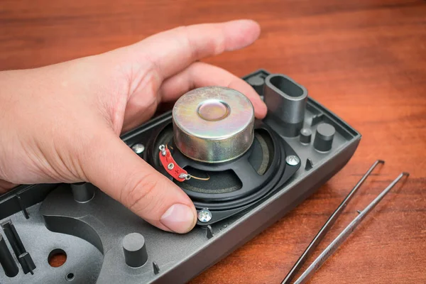 Loudspeaker Repair Process Master Changes Speaker Hand — Stock Photo, Image