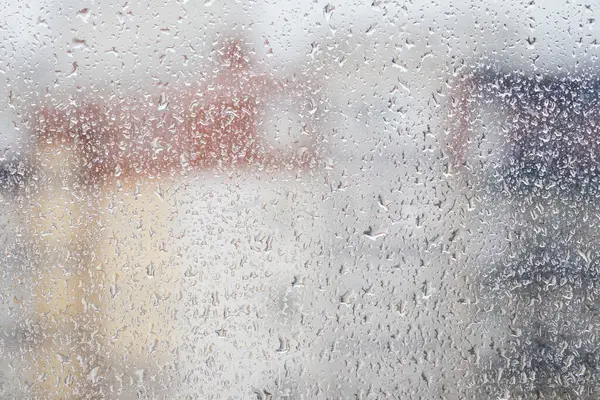 Zicht Door Een Regenachtig Raam Een Wazig Huis — Stockfoto