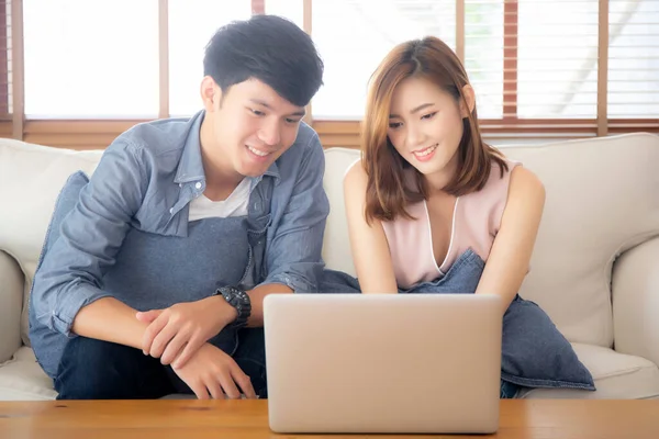 ラップトップコンピュータを使用したアジアの若いカップル — ストック写真