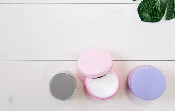 Beyaz Ahşap Masadaki Kozmetik Ürünleri Cilt Bakım Ürünlerinin Üst Görünümü — Stok fotoğraf