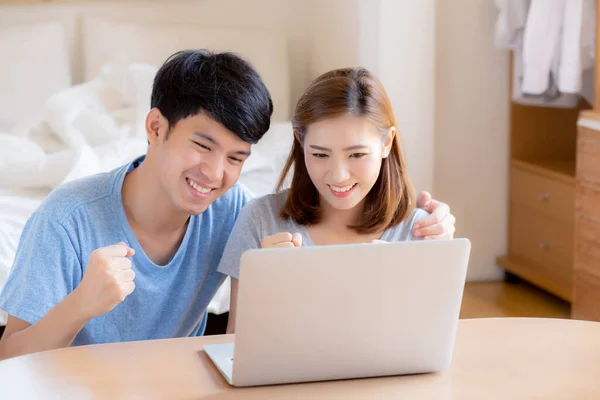 美しいですポートレート若いですアジアのカップル作業ノートパソコンで笑顔 — ストック写真