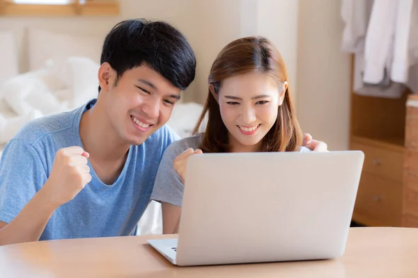 美しいですポートレート若いですアジアのカップル作業ノートパソコンで笑顔 — ストック写真