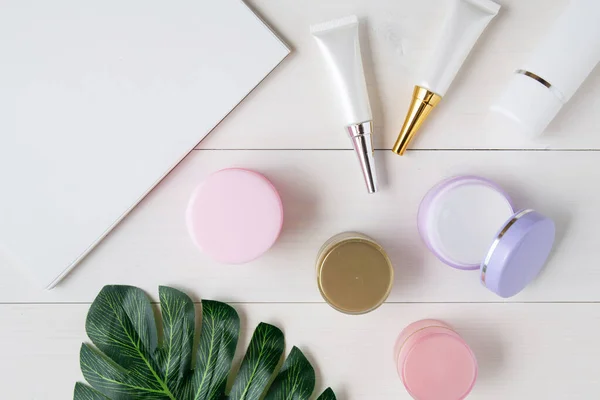 Kozmetik Cilt Bakımı Ürünleri Defter Yapraklar Masada — Stok fotoğraf