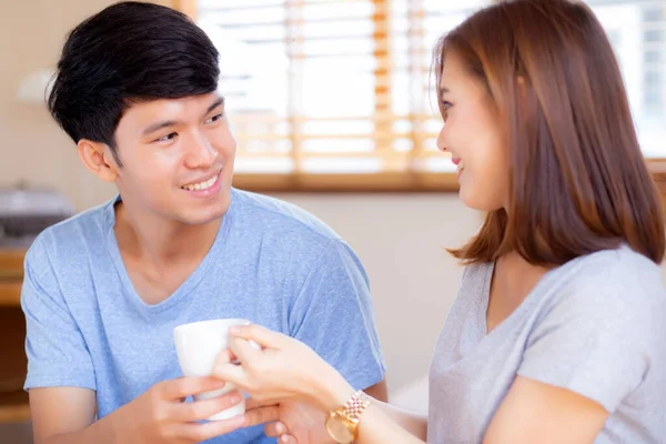 Beautiful Portrait Young Asian Couple Give Cup Coffee — Stock Photo, Image