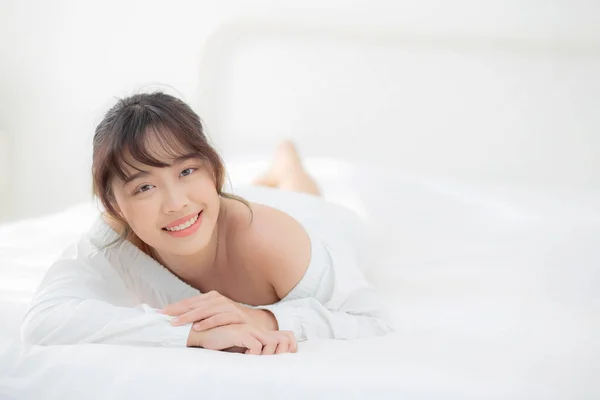 Hermoso Retrato Joven Asiática Mujer Mintiendo Sonrisa Mientras Despierta —  Fotos de Stock