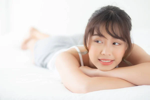 Hermoso Retrato Joven Asiática Mujer Mintiendo Sonrisa Mientras Despierta —  Fotos de Stock