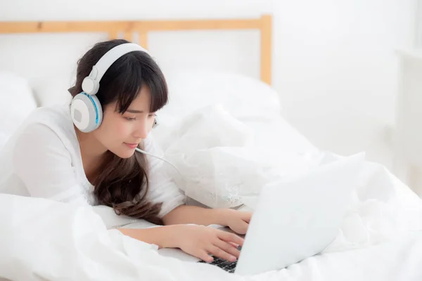 Hermosa Joven Mujer Asiática Acostada Dormitorio Usando Computadora Portátil — Foto de Stock