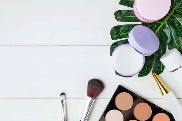 Cosmetische Make Huidverzorgingsproduct Bladeren Wit Hout — Stockfoto