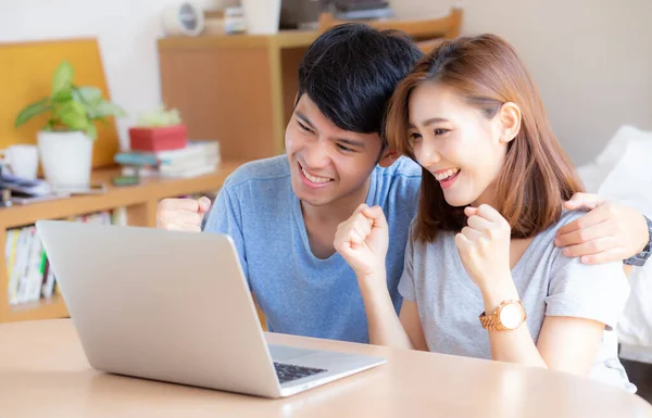 Mooi Portret Jong Aziatisch Paar Werken Laptop Met Glimlach — Stockfoto
