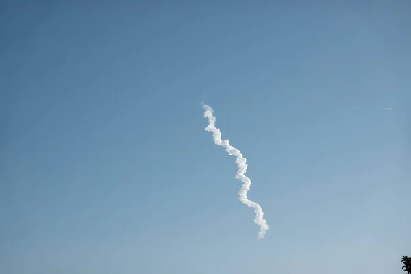 ロケット打ち上げからの排気路 — ストック写真
