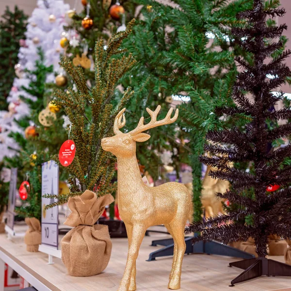 Noel Ağaçları Satılık Ren Geyiği — Stok fotoğraf