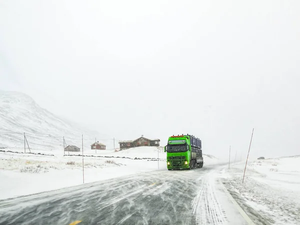 Guidare Attraverso Paesaggio Stradale Innevato Norvegia Camion Verde Davanti — Foto Stock