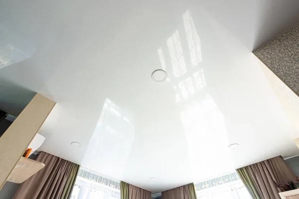 经典的白色光滑天花板 有凹槽聚光灯 — 图库照片