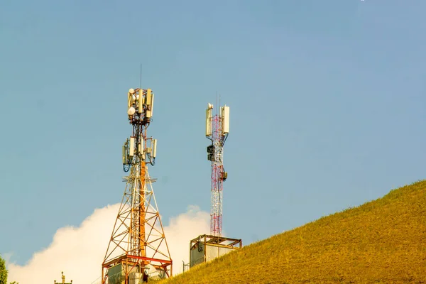 Zwei Mobilfunkmasten Inmitten Blauen Himmels Kommunikation — Stockfoto