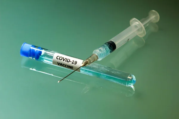 Covid 19ワクチンでチューブの横にシリンジ — ストック写真