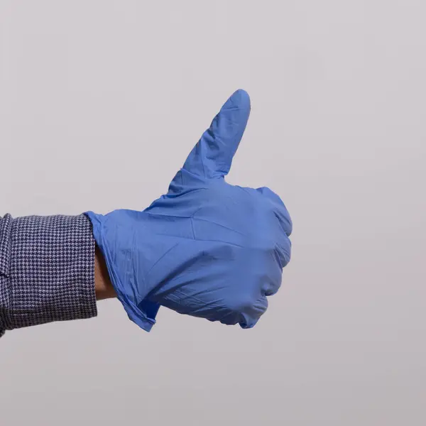 Mężczyzna Pokazuje Kciuk Rękawiczce — Zdjęcie stockowe