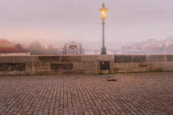 Вранці Карловому Мосту Празі — стокове фото