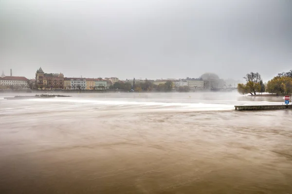 Mgła Nad Wełtawą Pobliżu Mostu Karola — Zdjęcie stockowe
