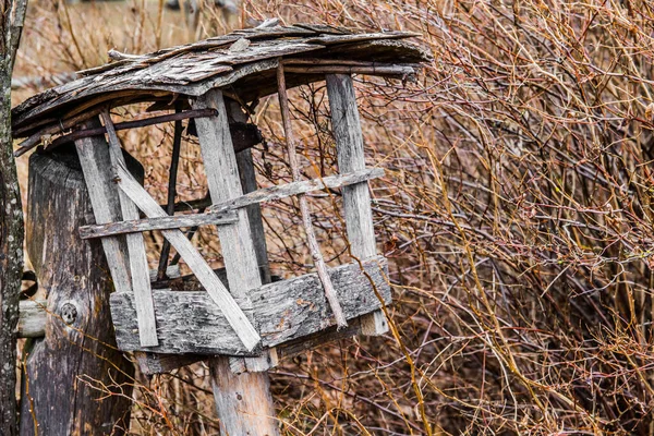 古い木製の典型の巣箱 鳥の越冬場所 — ストック写真