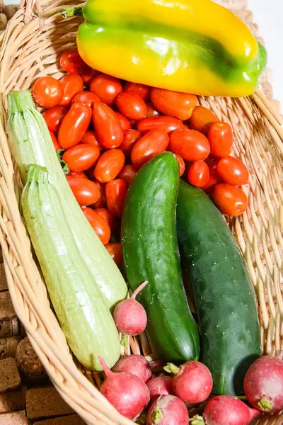 Verduras Orgánicas Frescas Cesta —  Fotos de Stock