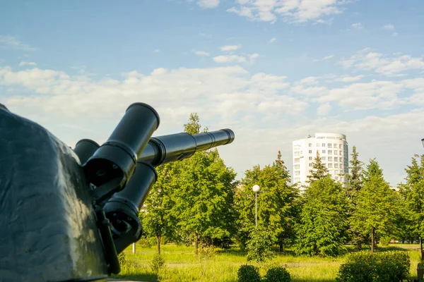 Tank Gun Pointed Residential High Rise Building — Stock Photo, Image