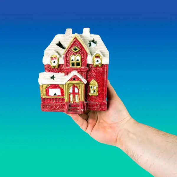 Ręcznie Trzyma Dom Zabawki Kolorze Czerwonym — Zdjęcie stockowe